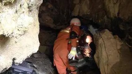 8人被困地下溶洞获救没有？
