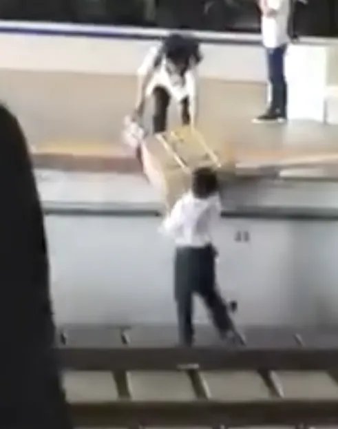 男子进错站台竟横穿铁轨后结果如何？