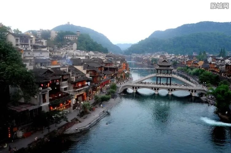 凤凰古城被曝收费 未提前通知额外收取门票是否合法？