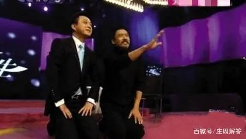 周润发和朱军下跪