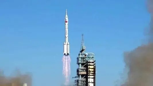 坐上神舟12号载人飞船前往宇宙的是哪几名航天员？