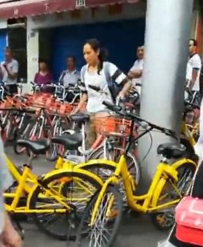 女子将共享单车扔路中间是因为什么？