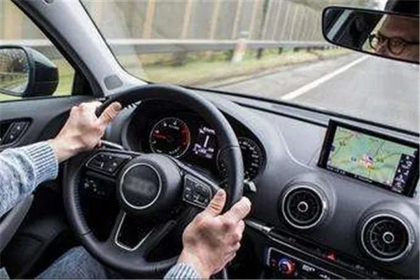 江西一小车坠入京九铁轨致使五人死亡,开车时应该注意哪些事项?