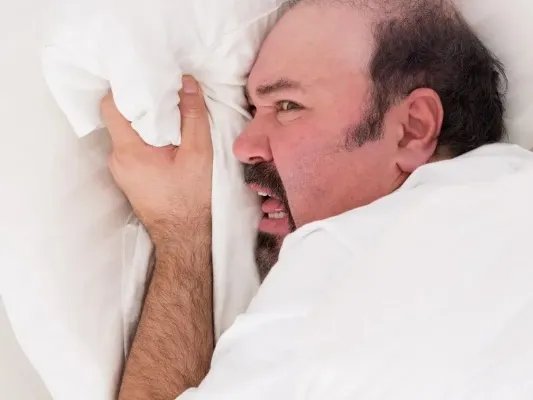 经常熬夜会不会猝死？晚睡的你，身体可能会发生4个变化，你有吗