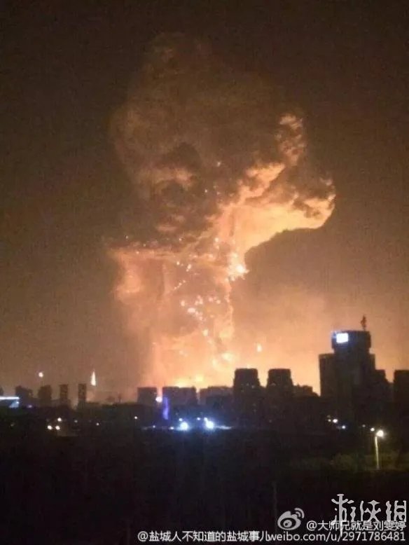 天津滨海新区发生爆炸17人死亡400伤 现场升起蘑菇云