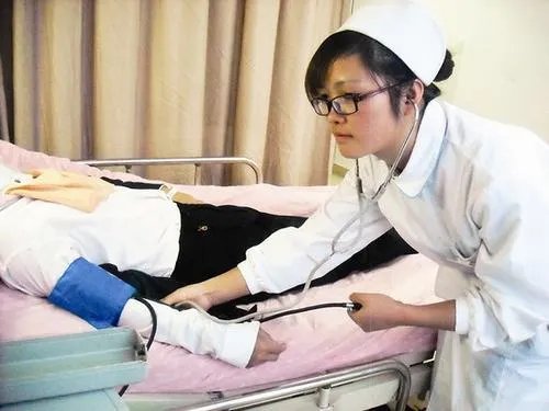 医学生救人无效遭恶评后,学校将授她们特别奖。你如何看此事?