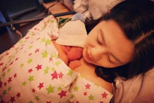 喂奶姐是谁 为了出名还是展示母爱