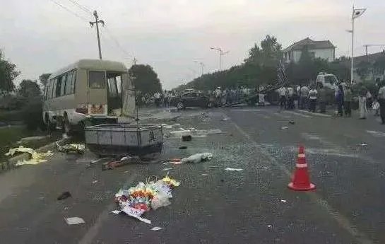 男子开车撞灵车砸棺材：竟把骨灰挂树上（图）