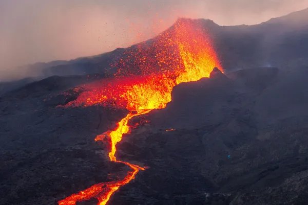 菲火山喷熔岩喷泉 如同火龙飞舞壮丽夺目