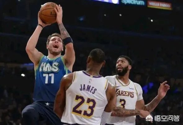 湖人10连胜被终结之后,东契奇主动走向湖人替补席,老詹却转身就走,你怎么看?