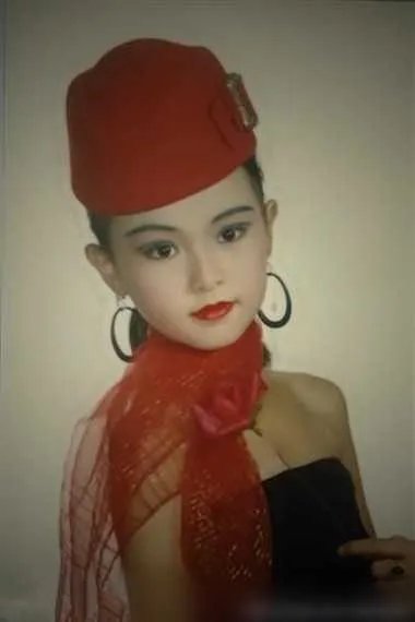 美人胚子唐嫣童年照遭曝光 与罗晋公开恋情无辜被订婚三年