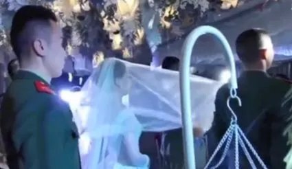 退伍老兵踢正步为军嫂盖头纱，他们这么做的目的是什么？