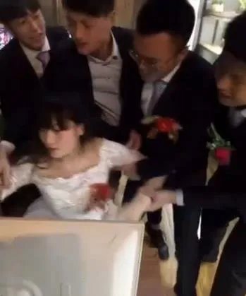 新娘结婚当天网吧开黑 新郎拖都拖不走（图）
