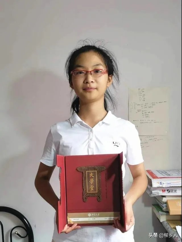 湖南05后女生696分考入北大成最小学妹，你怎么看？