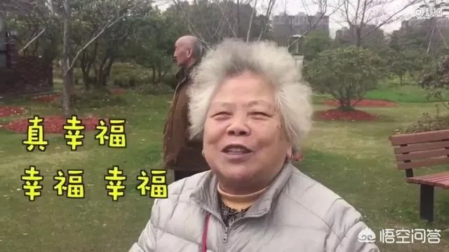 76岁的婆婆推着儿媳看樱花满脸幸福，你羡慕这样的婆婆吗？