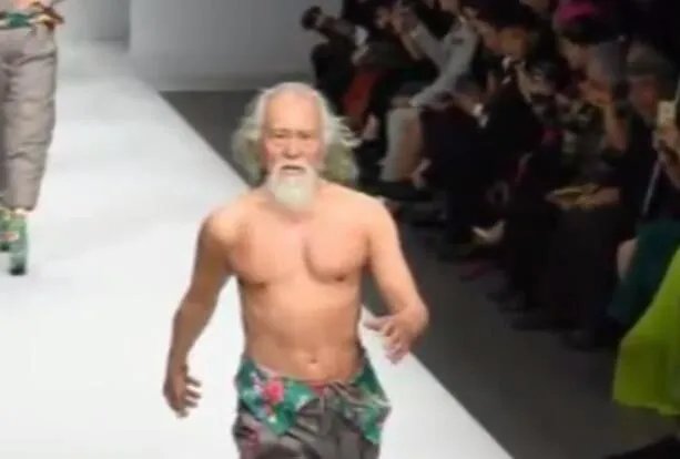 ​T台走秀的酷爷爷85岁驾机冲上云霄是怎么回事 T台走秀的酷爷爷85岁驾机冲上云霄具体情况