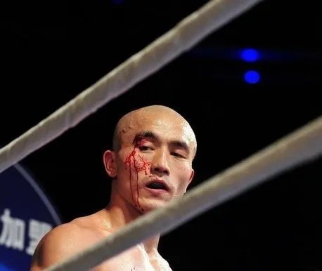 武僧一龙ko泰国拳王 尽展中国雄风