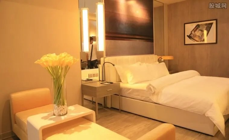 小区藏84家旅馆 住户窗户上张贴住宿广告每晚80元