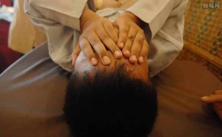 肯尼亚男孩割礼 16岁小男孩被抓着割礼