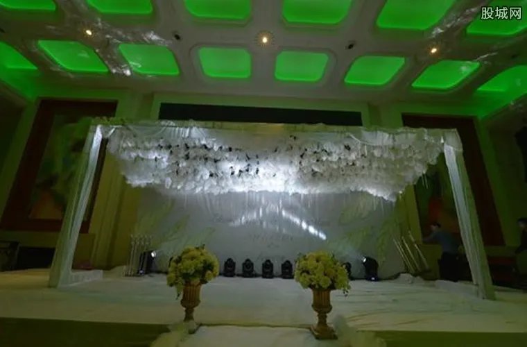 婚礼礼堂看像灵堂 现场照片曝光吓坏不少网友