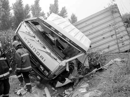 高速驶来火轮车,高速上发生事故后该怎么办?