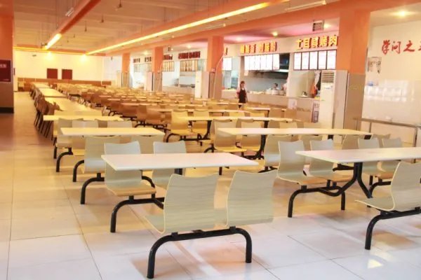 高校邀请学生妈妈到校做晚饭,如何评价学校这一暖心的举动?