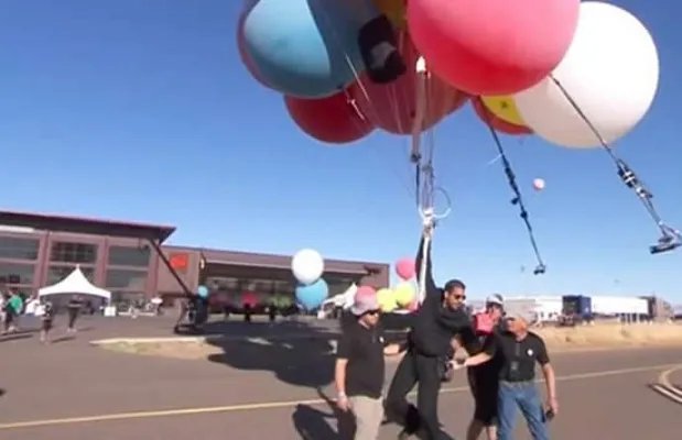 魔术师抓52个气球升至7500米高空 网友：又是外国人少系列