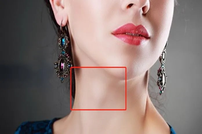 喉结的准确位置图片