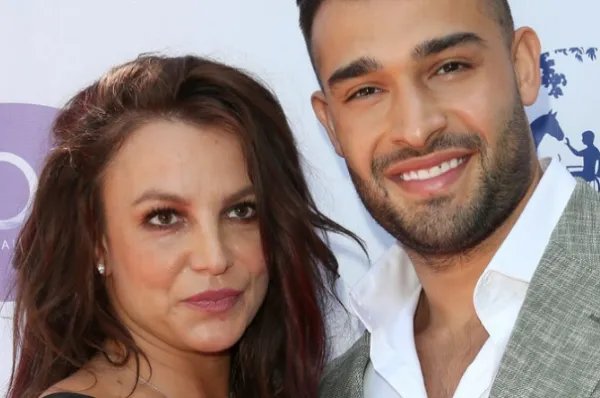 布兰妮宣布与男友订婚，他们是怎么认识的？