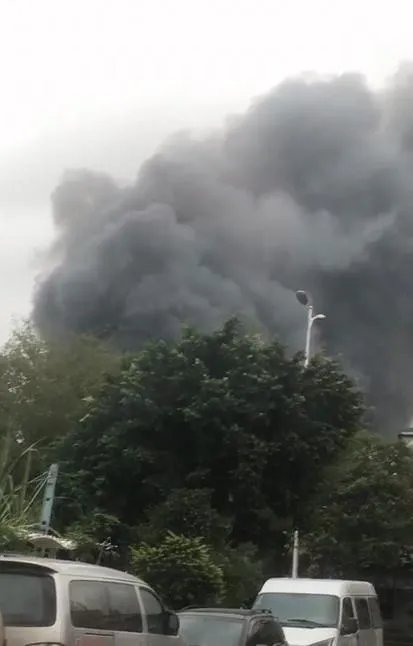 广东佛山一床上用品仓库起火是什么情况?