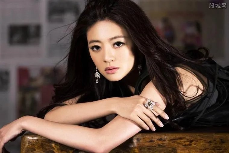 安以轩照片风波 因某种原因导致安以轩的裙子被飘起