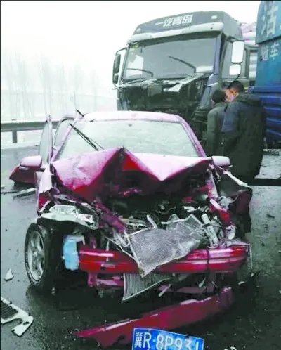 高速驶来火轮车,高速上发生事故后该怎么办?