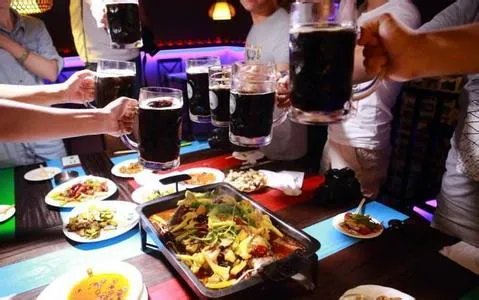 男子拼酒憋爆食管怎么回事？