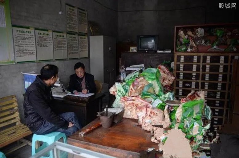 重庆10块钱医生 不辞劳累为村民看病令人称赞