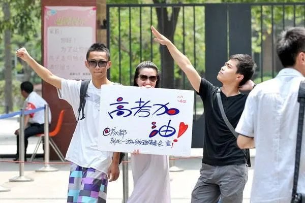 母亲把女儿送错考点