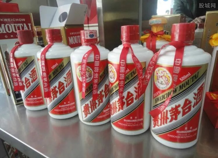 贵州茅台跌破700元 茅台股息率为什么逐年下降?