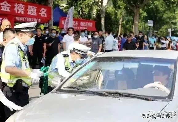 母亲把女儿送错考点