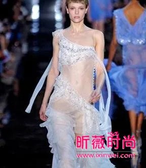 最透明装时装秀表演 看时尚模特如何演绎透明装穿搭