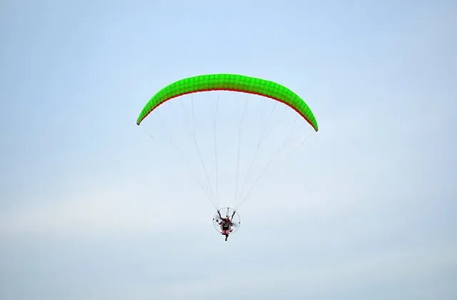 动力滑翔伞和无动力滑翔伞的区别是什么 动力伞和滑翔伞哪个安全点