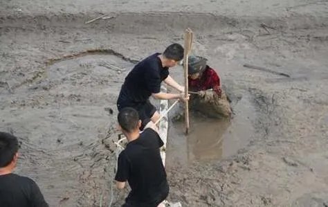 八旬老人深陷泥潭是怎么回事？