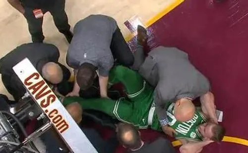 海沃德严重受伤比赛中断 詹姆斯的做法感动了所有人