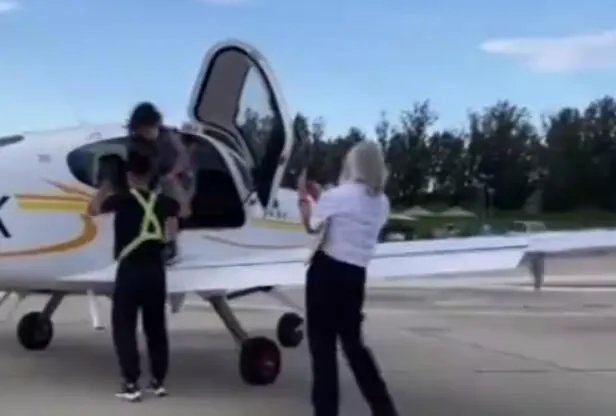 T台走秀的酷爷爷85岁驾机冲上云霄是怎么回事 T台走秀的酷爷爷85岁驾机冲上云霄具体情况