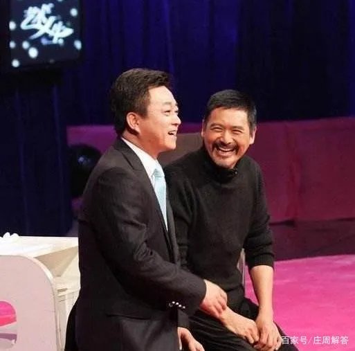 周润发和朱军下跪