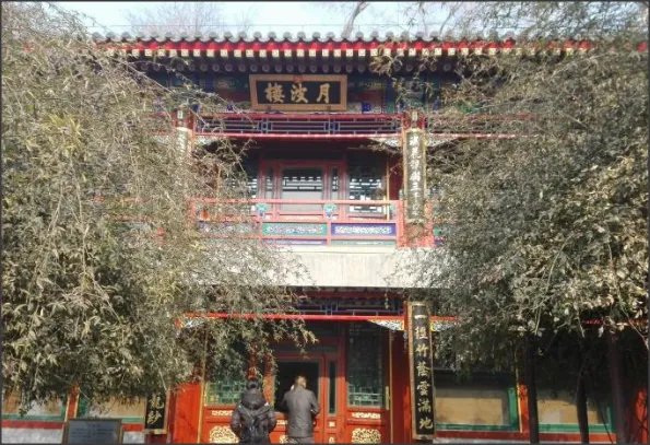 一径竹阴云满地半帘花影月笼纱的意思