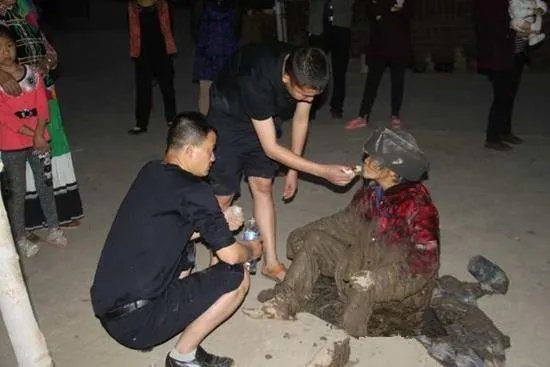 八旬老人深陷泥潭是怎么回事？