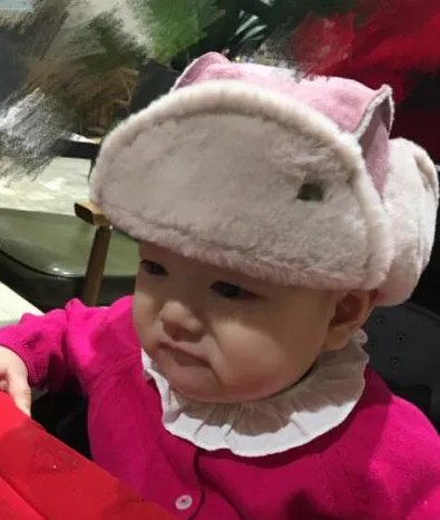 张梓琳女儿呆萌照 满脸委屈想妈妈网友大赞太可爱