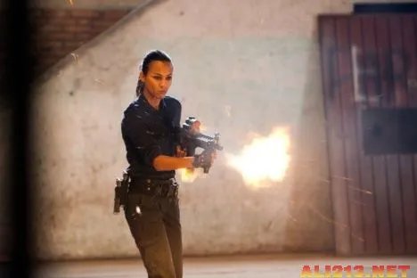 是日美女电影:《哥伦比亚人》佐伊·索尔达娜