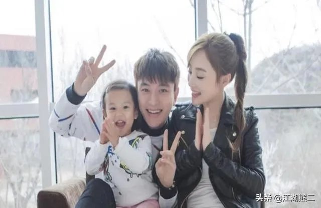贾乃亮李小璐关系破冰？两人一起陪甜馨玩耍，离婚后首次同框，你怎么评价？
