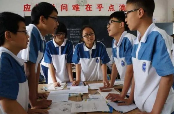 中学班上62名学生全是班干部，这样设置的原因是什么？