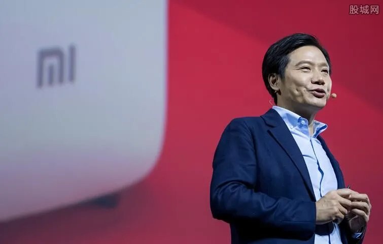 雷军发布会怼友商 忍了八年忍无可忍！